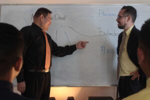 Orador practicando técnicas literarias de oratoria en Sevilla